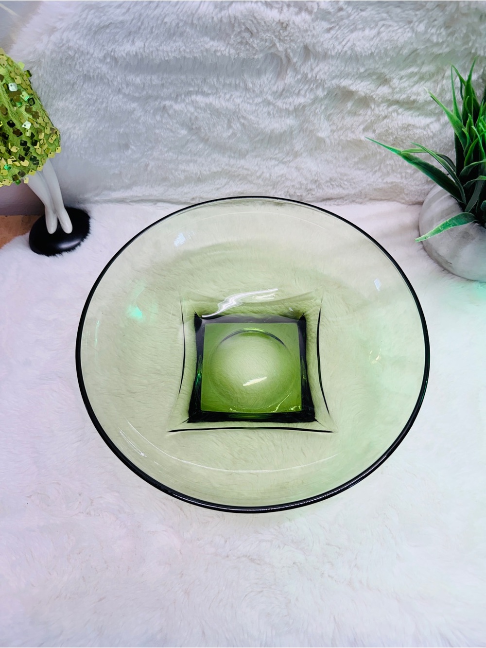 11” Vintage Salad Bowl Green Glass Decorative - Round with Square Center 🥗